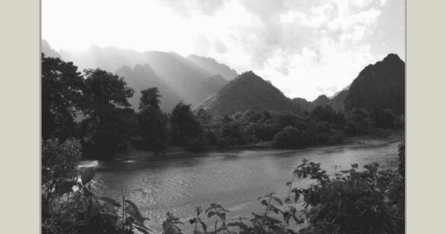 Paysage de Vang Vieng : la rivière Nam Song et les montagnes environnantes.
