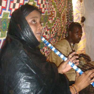 Joueuse d’ardin lors du vernissage de l’exposition à la Fondation Moktar Ould Daddah.